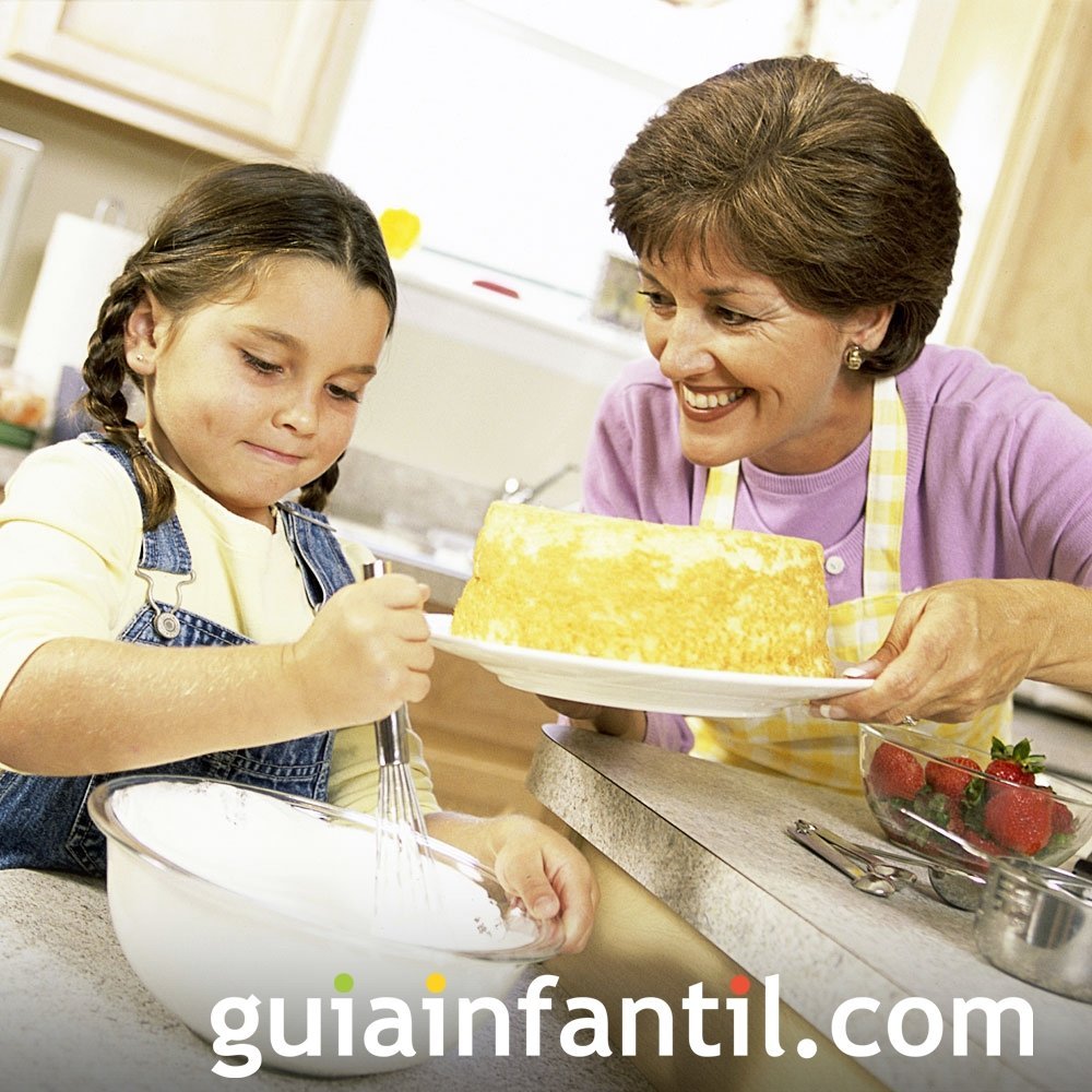 Los abuelos y abuelas preparan ricas recetas de cocina a sus nietos