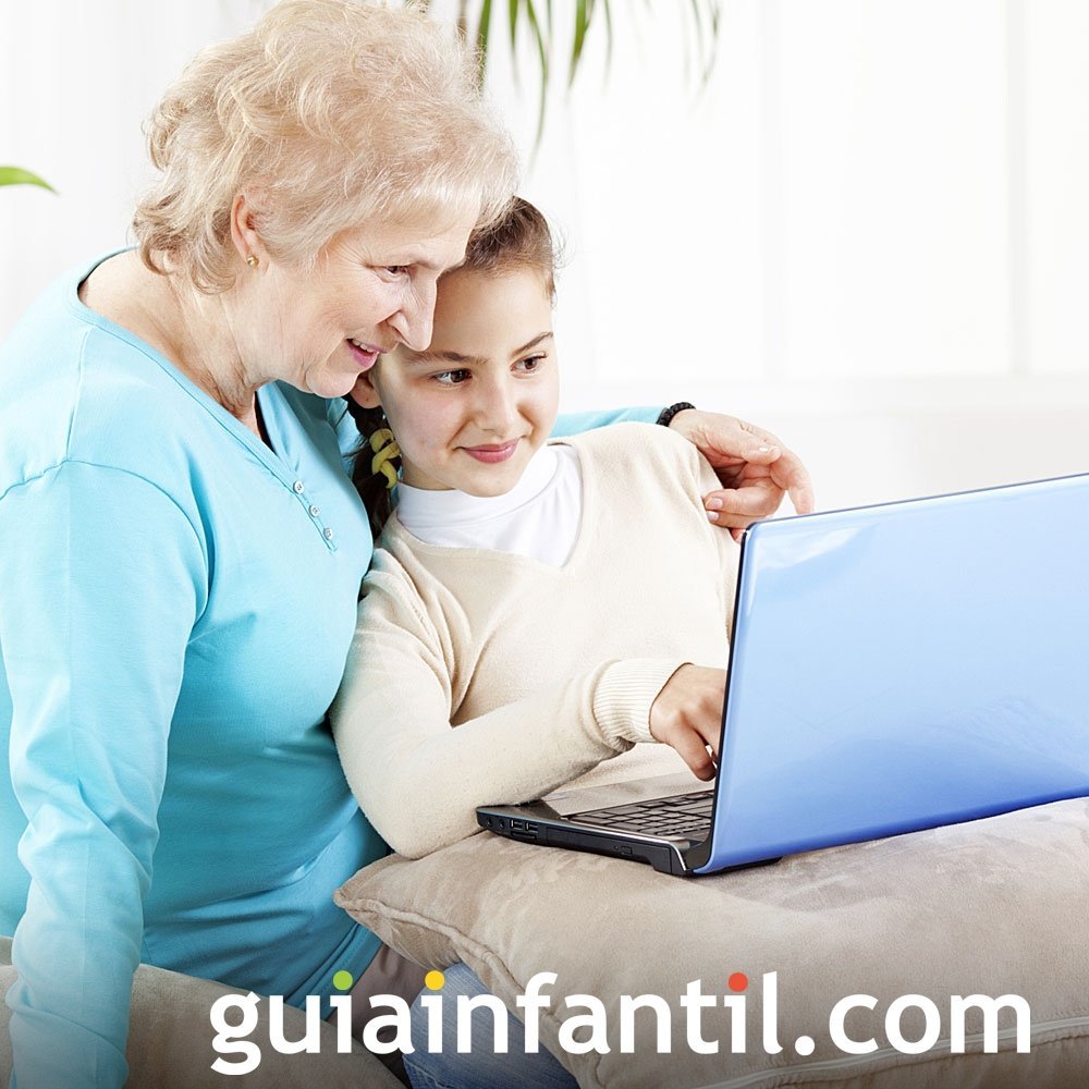 Los abuelos aprenden a usar las nuevas tecnologías con sus nietos