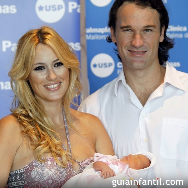 Carolina Cerezuela y Carlos Moyá con su bebé Carla