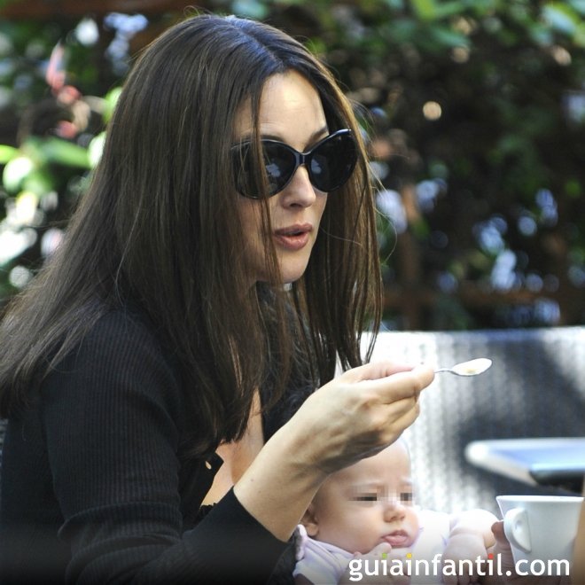 Mónica Bellucci con su bebé Léoine(01)