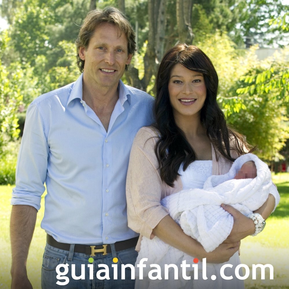 Sonia Ferrer y su marido Marco Vricella con su bebé Paula