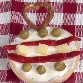 Canapé navideño con forma de bola