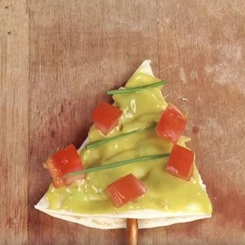 Canapé navideño. Árbol de Navidad con guacamole