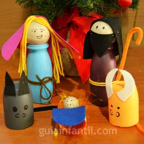 Belén de Navidad con figuras recicladas