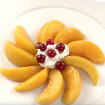 Flor de Navidad. Postre con melocotón para niños