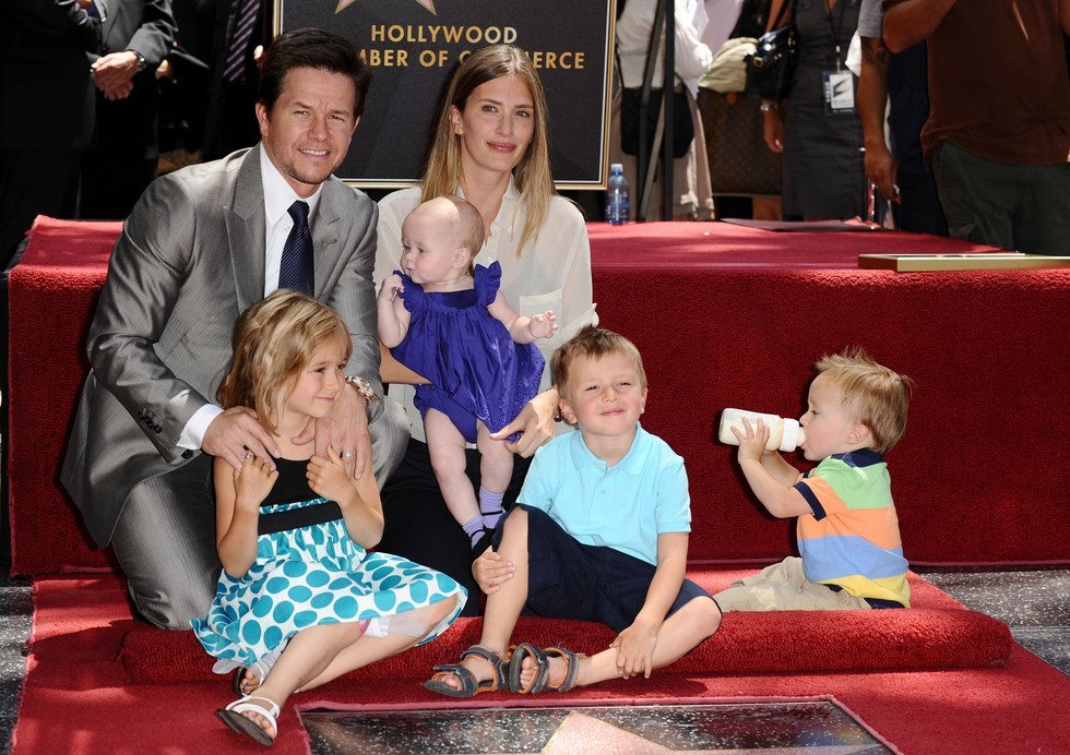 Mark Wahlberg y Rhea Durham con sus cuatro hijos
