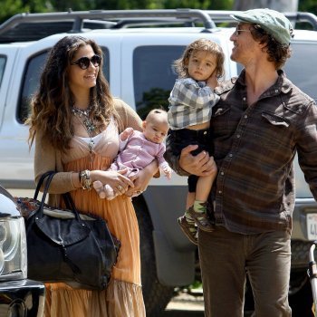 Matthew McConaughey y Camila Alves con sus bebés Levi y Vida