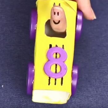 Juguetes baratos. Coche de carreras de cartón