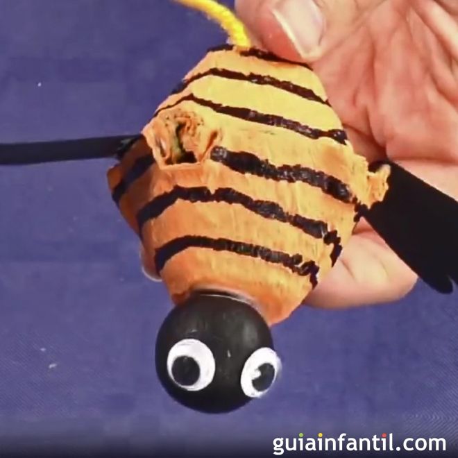 Juguetes baratos. Abeja de cartón