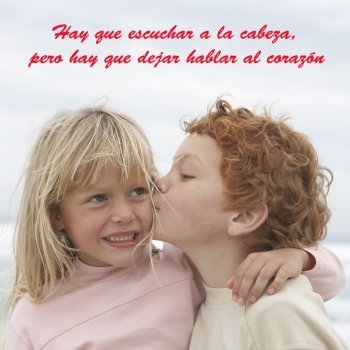 Frases de amor para San Valentín. Niños dándose un beso