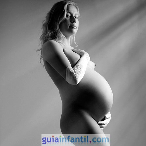 Foto del cuerpo desnudo de la mujer embarazada