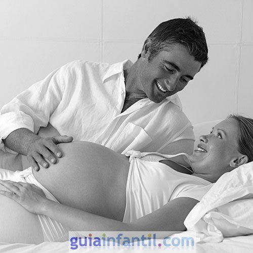 La embarazada con su pareja o padre del bebé