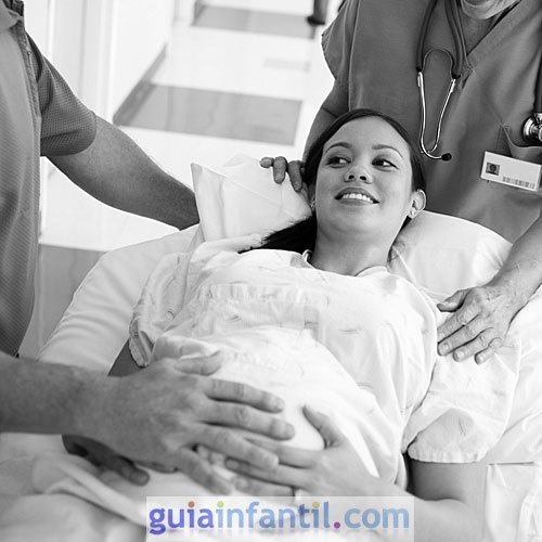 Foto de la embarazada en la sala del parto
