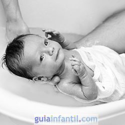 Foto del primer baño del bebé