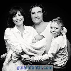 Foto de la familia reunida con el bebé