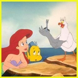 La gaviota Scuttle enseñando los utensilios encontrados por Ariel y Flounder