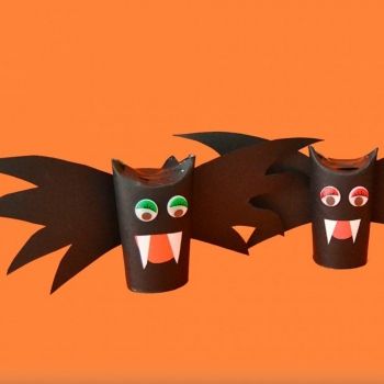 Murciélago de Halloween con rollo de papel higiénico