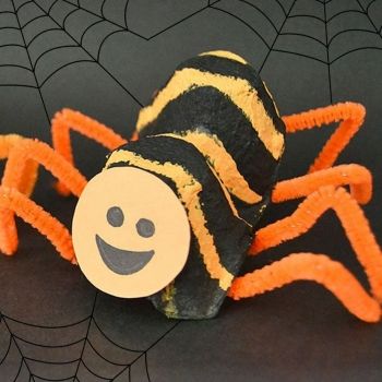 Araña de Halloween con hueveras recicladas