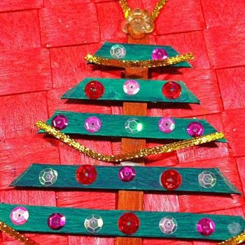 Árbol con palitos de madera reciclados