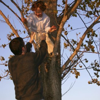Jugar a trepar a los árboles con papá