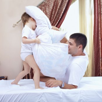 Jugar a la guerra de almohadas con papá