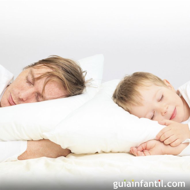 Foto De Padre E Hijo Durmiendo La Siesta Juntos