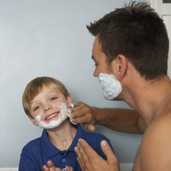 Jugando a afeitarse. Fotos divertidas con papá