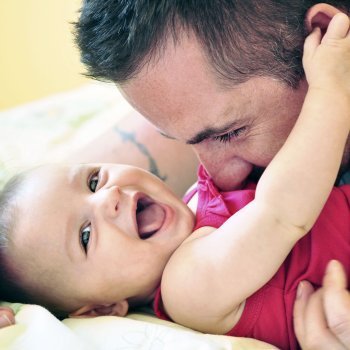 Riendo con papá. Fotos tiernas de padres y bebés