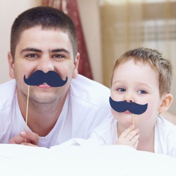 ¡A ponerse bigotes! foto divertida con papá