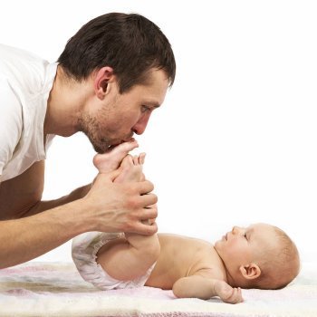 Cosquillas con papá. Foto de padres y bebés
