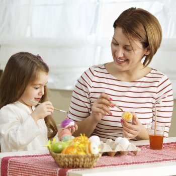 Decorar huevos de Pascua con los niños