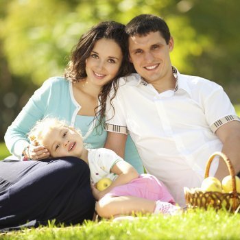 Hacer un picnic con los niños en el campo