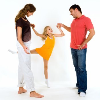 Bailar y escuchar música junto a tus hijos