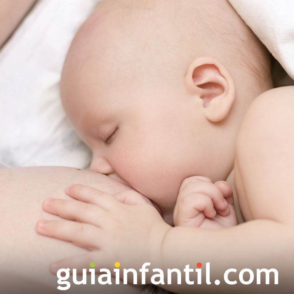 Foto del bebé durante la lactancia