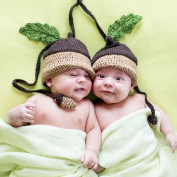 Un gorro compartido. Fotos de bebés gemelos