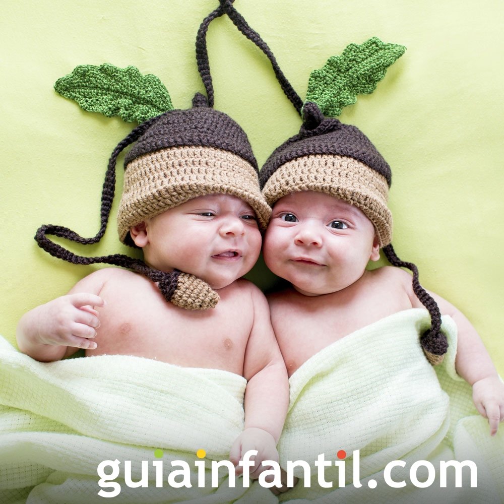 Un gorro compartido. Fotos de bebés gemelos