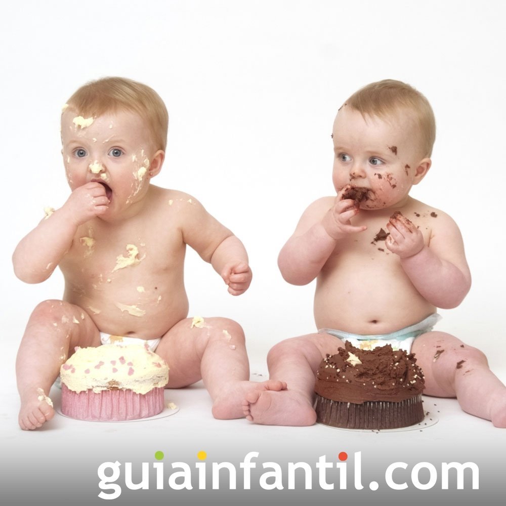 Gemelos comiendo tarta. Fotos divertidas de bebés
