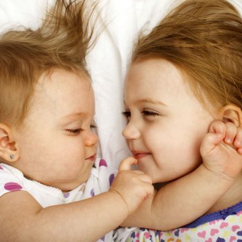 Mimos de hermanas. Fotos tiernas para niños
