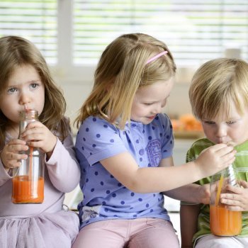 Merienda para tres. Fotos divertidas de hermanos