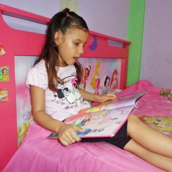 Franchesca, de 7 años leyendo