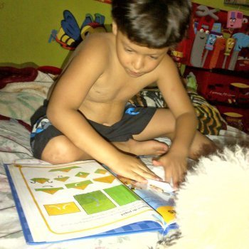 Matthew, de 5 años, con un libro sobre manualidades