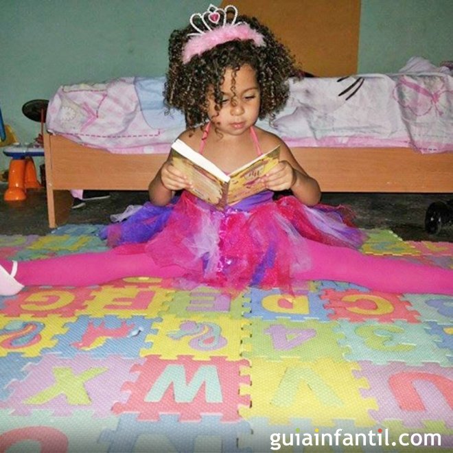 Isabella, de 2 años, una princesa que lee cuentos