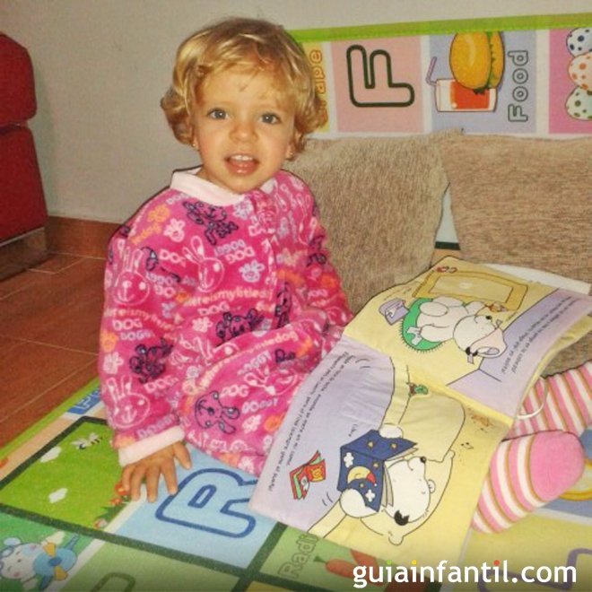 Natalia, de 2 años, lee antes de dormir