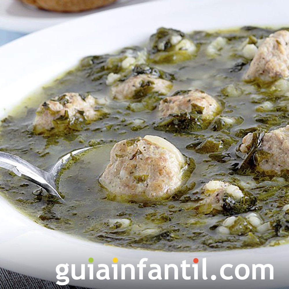Sopa de espinacas con albóndigas para niños