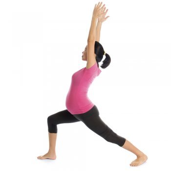 Posturas de yoga que deben evitar las mujeres en el posparto