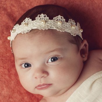 Diadema blanca de encaje y perlas