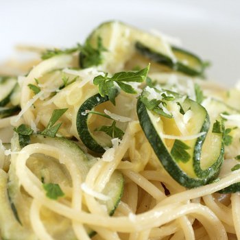 Espaguetis con calabacín. Receta vegetariana