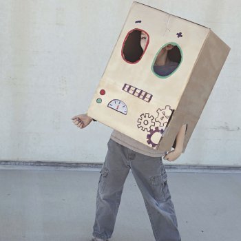 Jugar a construir un disfraz casero con cajas