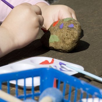 Jugar a pintar piedras