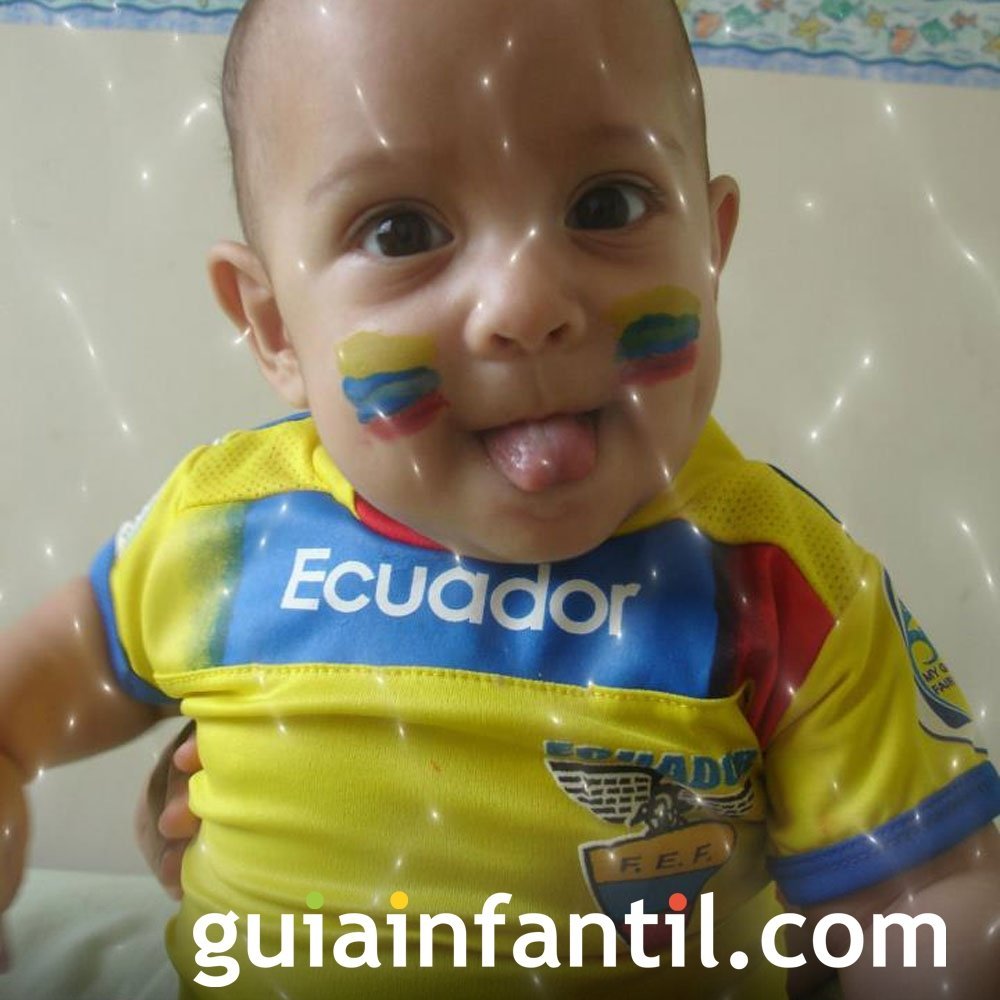 Hexon Liam, de 4 meses, con la camiseta de Ecuador
